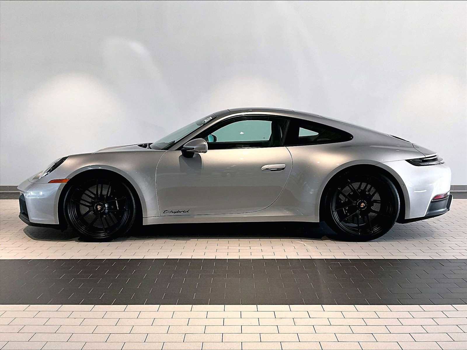 Used 2025 Porsche 911 Carrera 4 GTS image 2