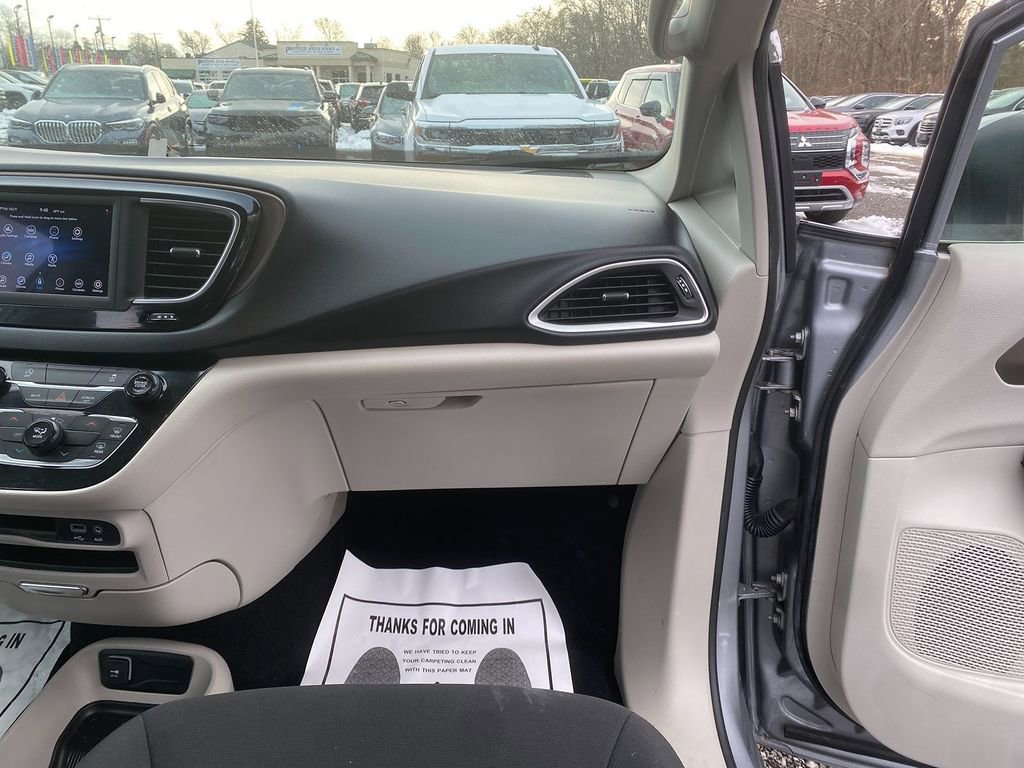 Used 2020 Chrysler Voyager LX image 28