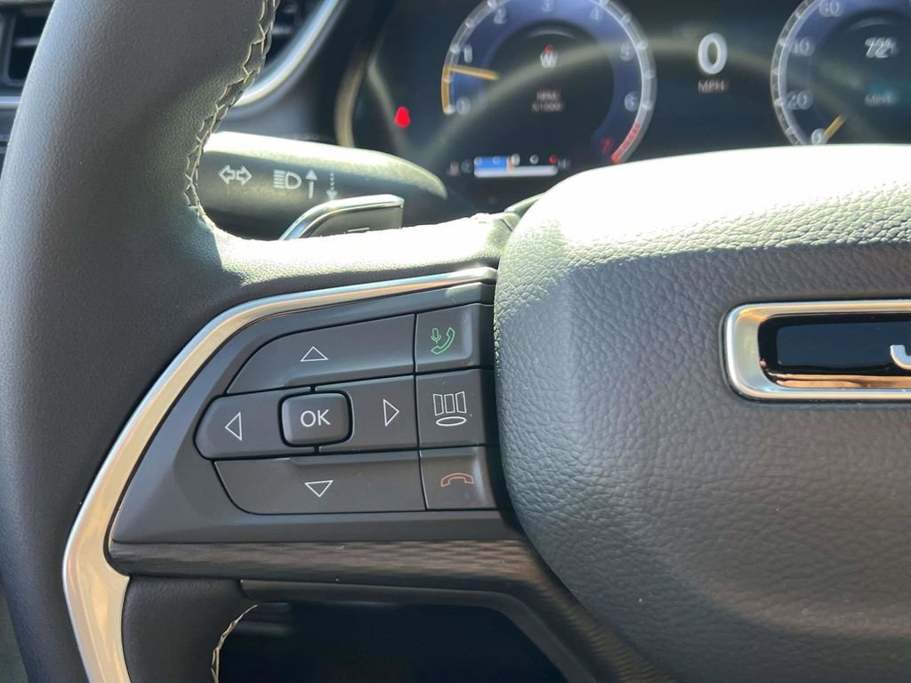 Used 2025 Jeep Grand Cherokee L Laredo image 30