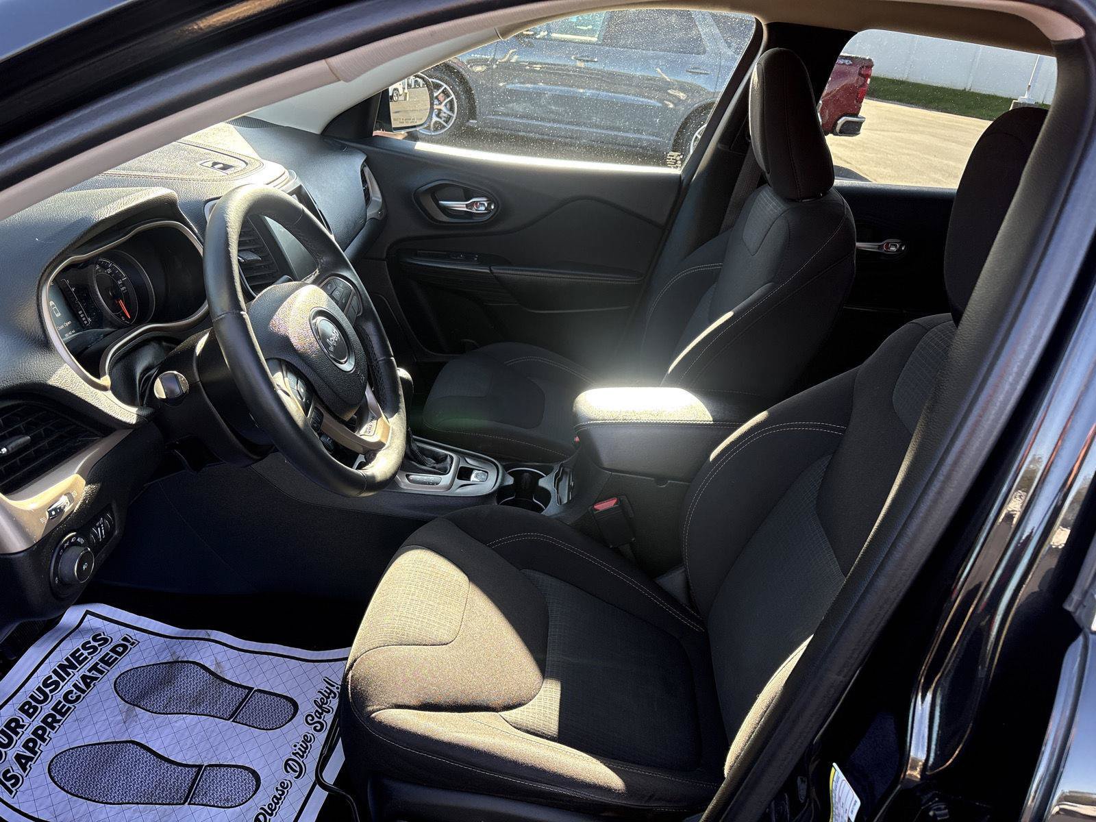 Used 2016 Jeep Cherokee Latitude FWD image 9