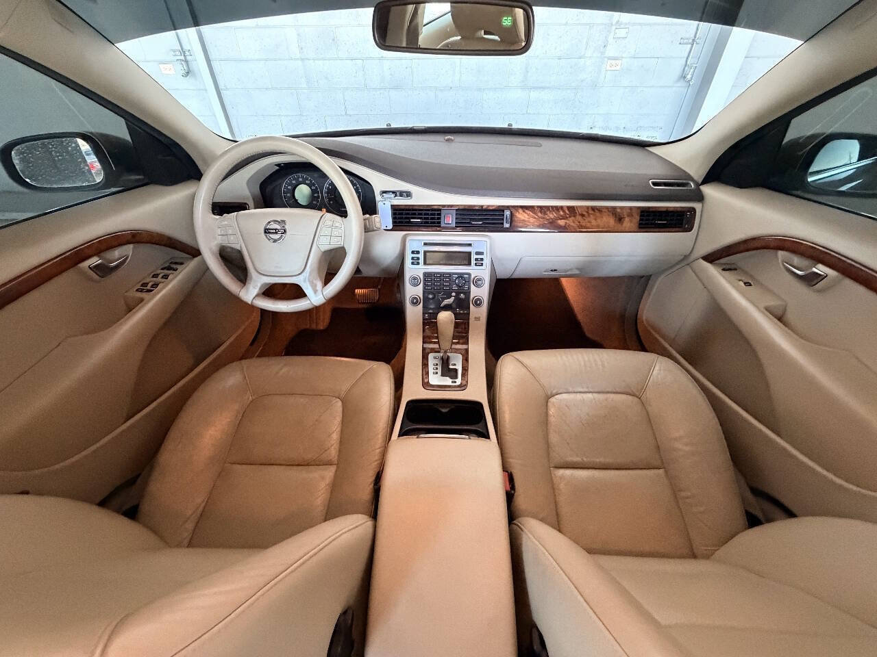 Used 2010 Volvo V70 FWD image 25