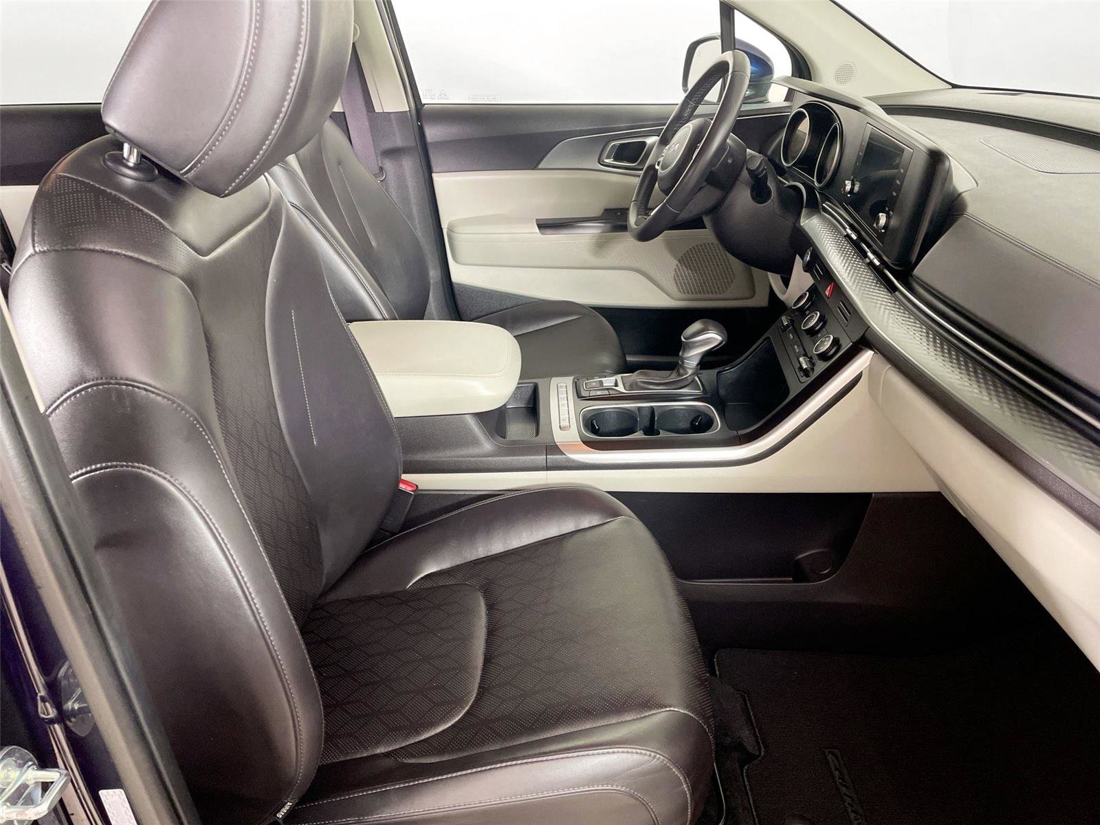 Used 2024 Kia Carnival LX FWD image 27