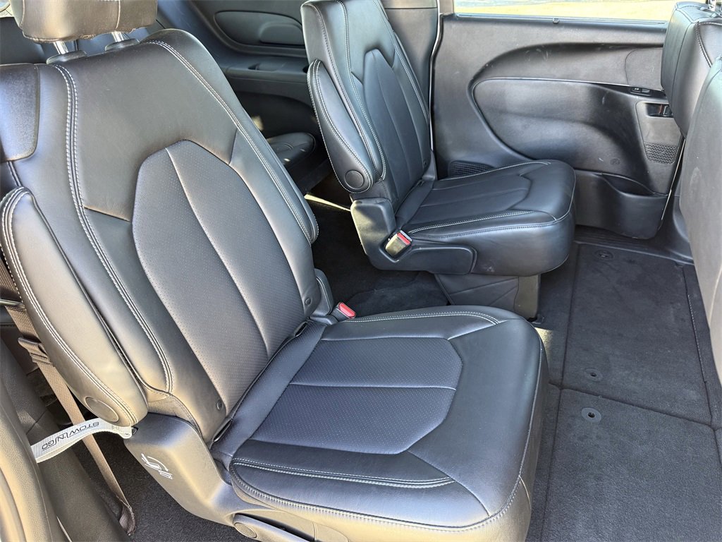 Used 2025 Chrysler Pacifica Select image 38