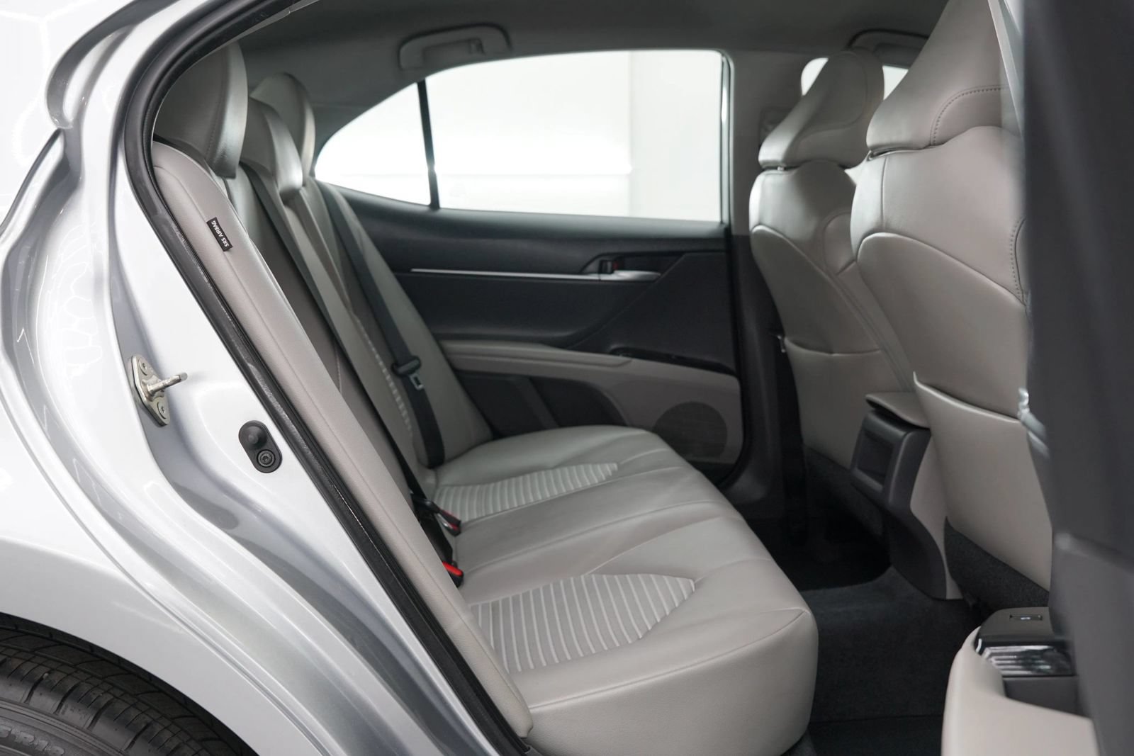 Used 2020 Toyota Camry SE FWD image 29