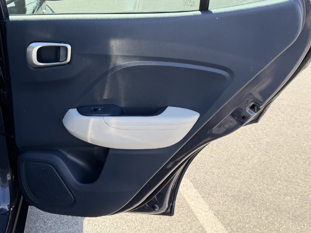 Used 2022 Hyundai Venue Limited FWD image 16