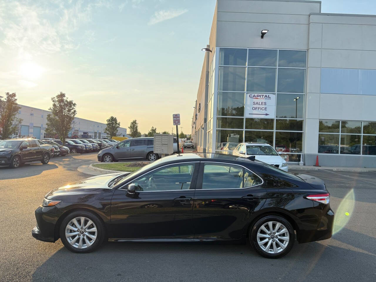 Used 2020 Toyota Camry LE image 10