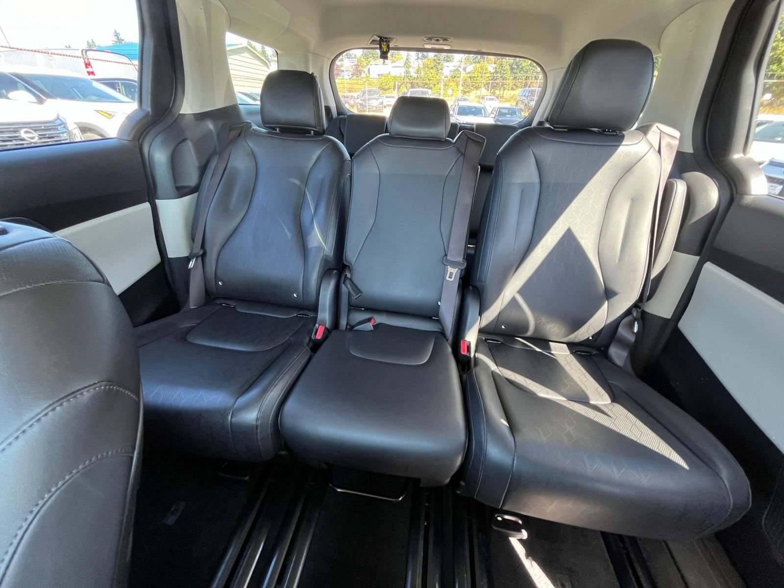 Used 2023 Kia Carnival LX FWD image 39