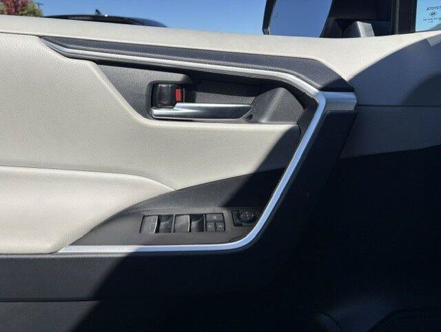 Used 2025 Toyota RAV4 XLE w/ Convenience Package AWD/4WD image 17