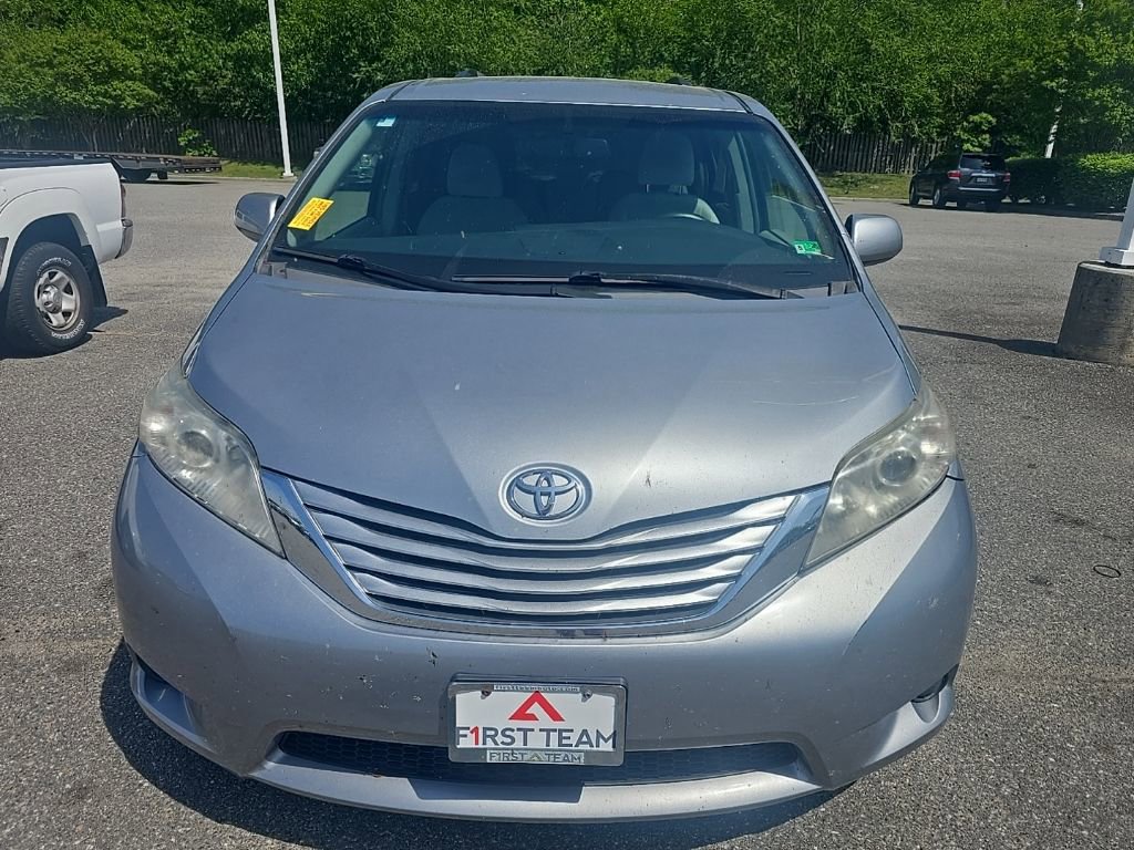 Used 2016 Toyota Sienna LE FWD image 2