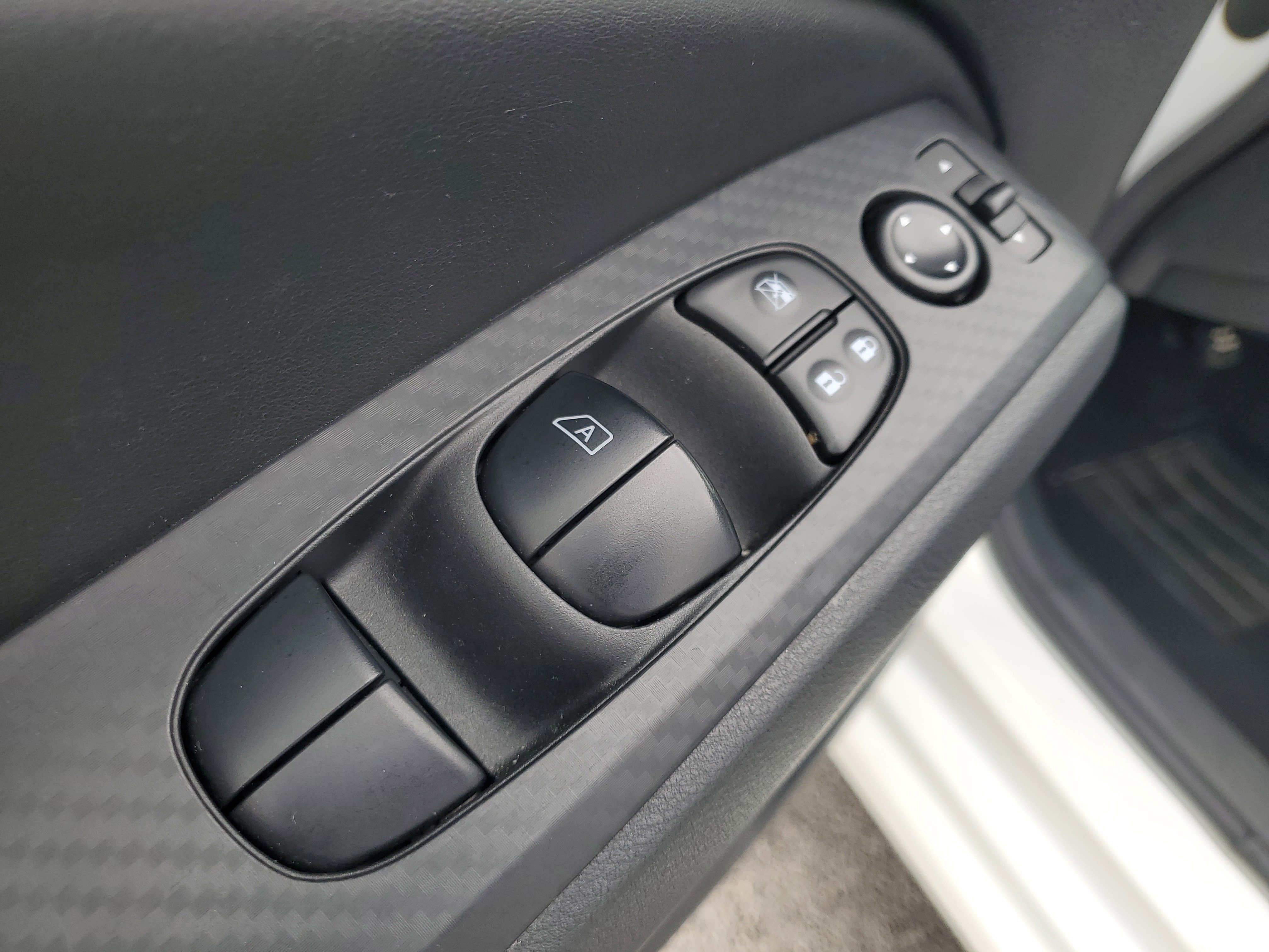Used 2025 Nissan Altima 2.5 SV image 12