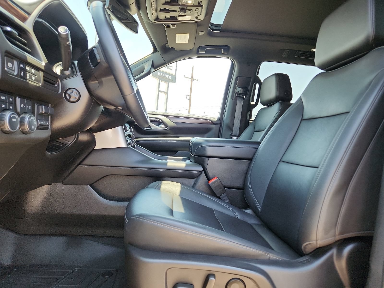 Used 2023 Chevrolet Tahoe Z71 w/ Luxury Package AWD/4WD image 15
