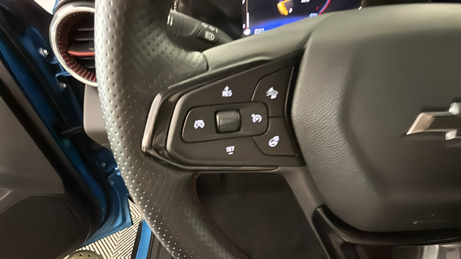 Used 2025 Chevrolet Trax RS FWD image 18