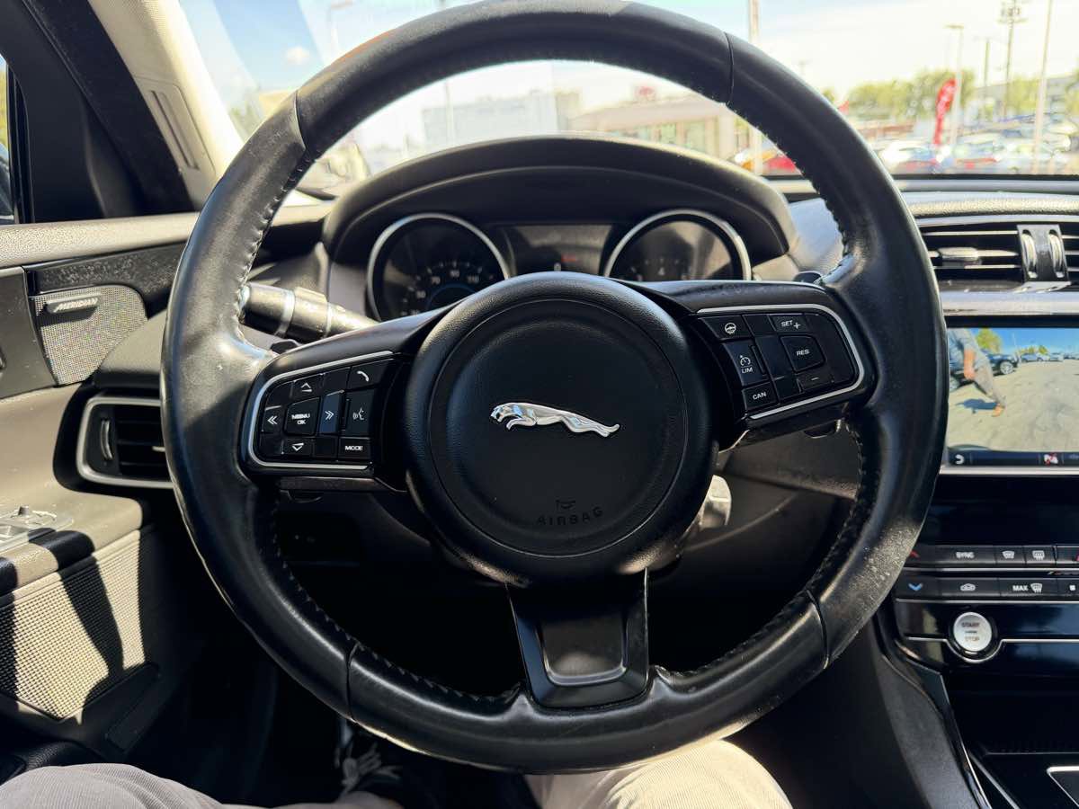 Used 2017 Jaguar XE Premium image 11