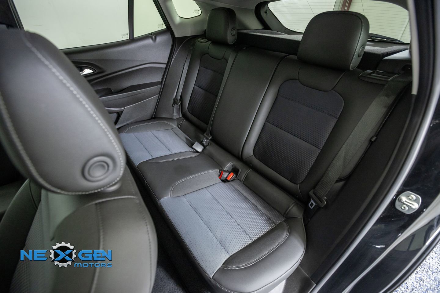 Used 2025 Chevrolet Trax LT w/ Driver Confidence Package FWD image 32
