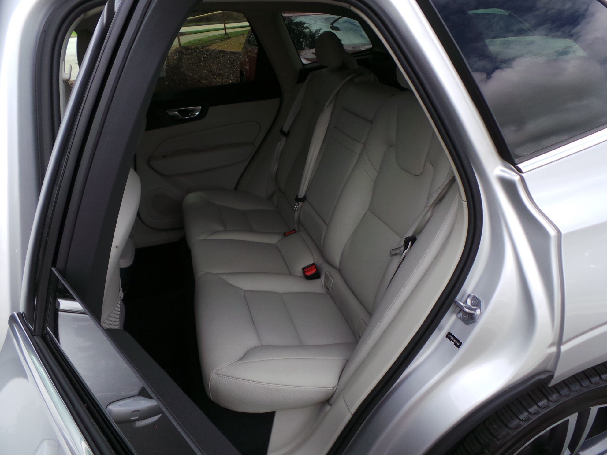 Used 2019 Volvo XC60 T5 Momentum w/ Premium Package AWD/4WD image 33