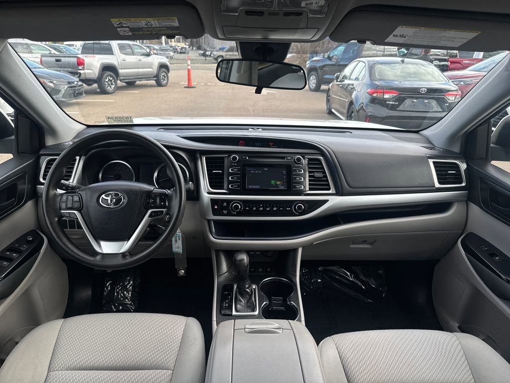 Used 2019 Toyota Highlander LE AWD/4WD image 12
