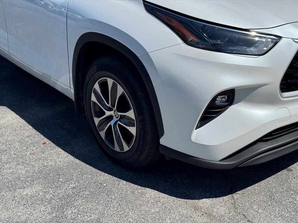 Used 2023 Toyota Highlander XLE FWD image 6