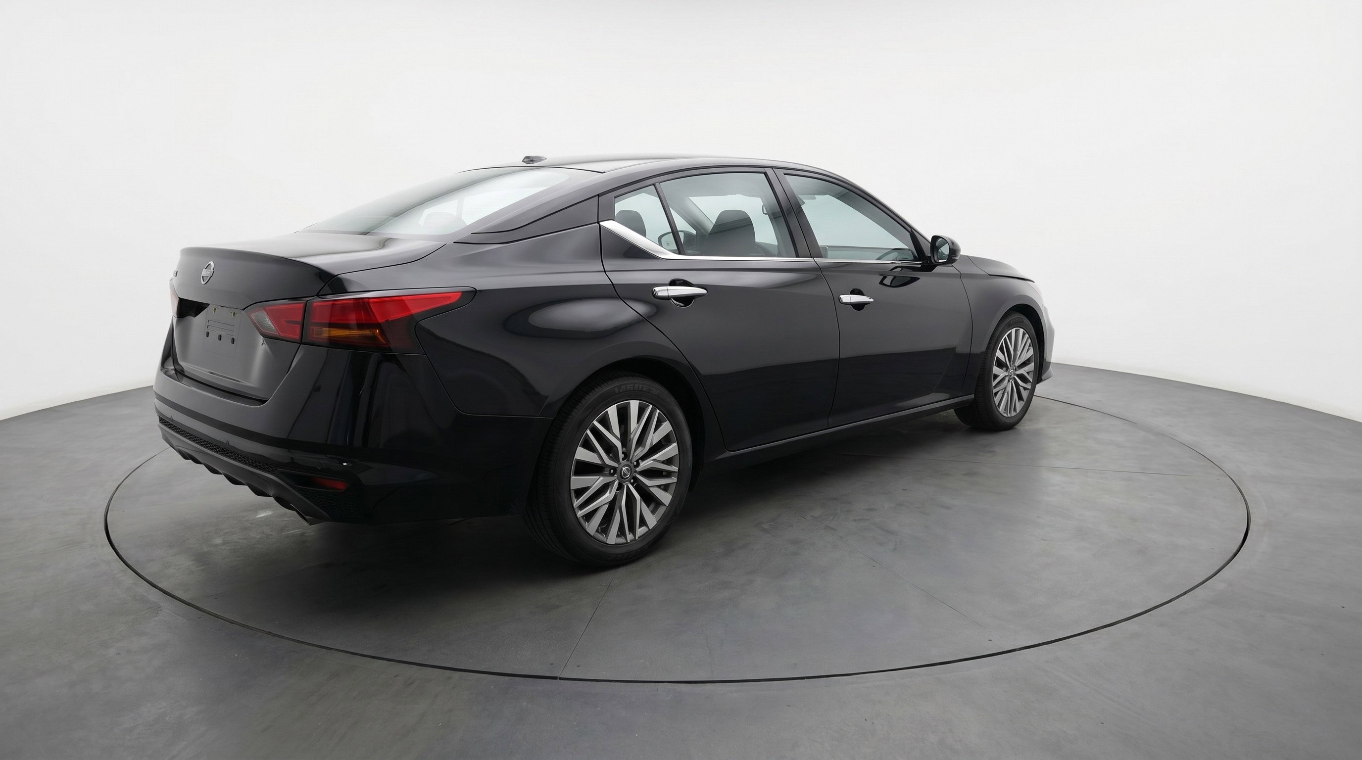Used 2025 Nissan Altima 2.5 SV FWD image 9