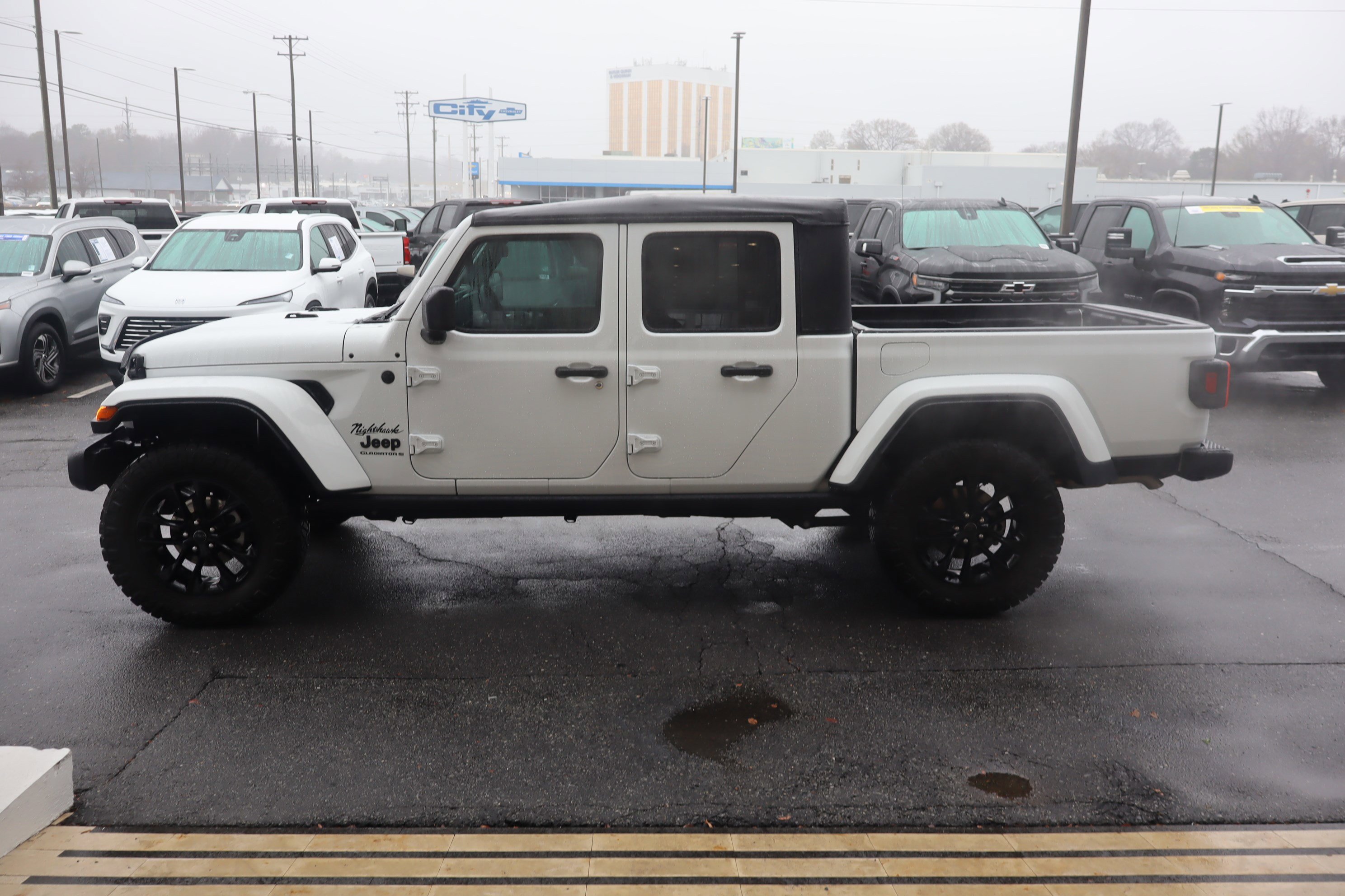 Used 2025 Jeep Gladiator Sport image 7