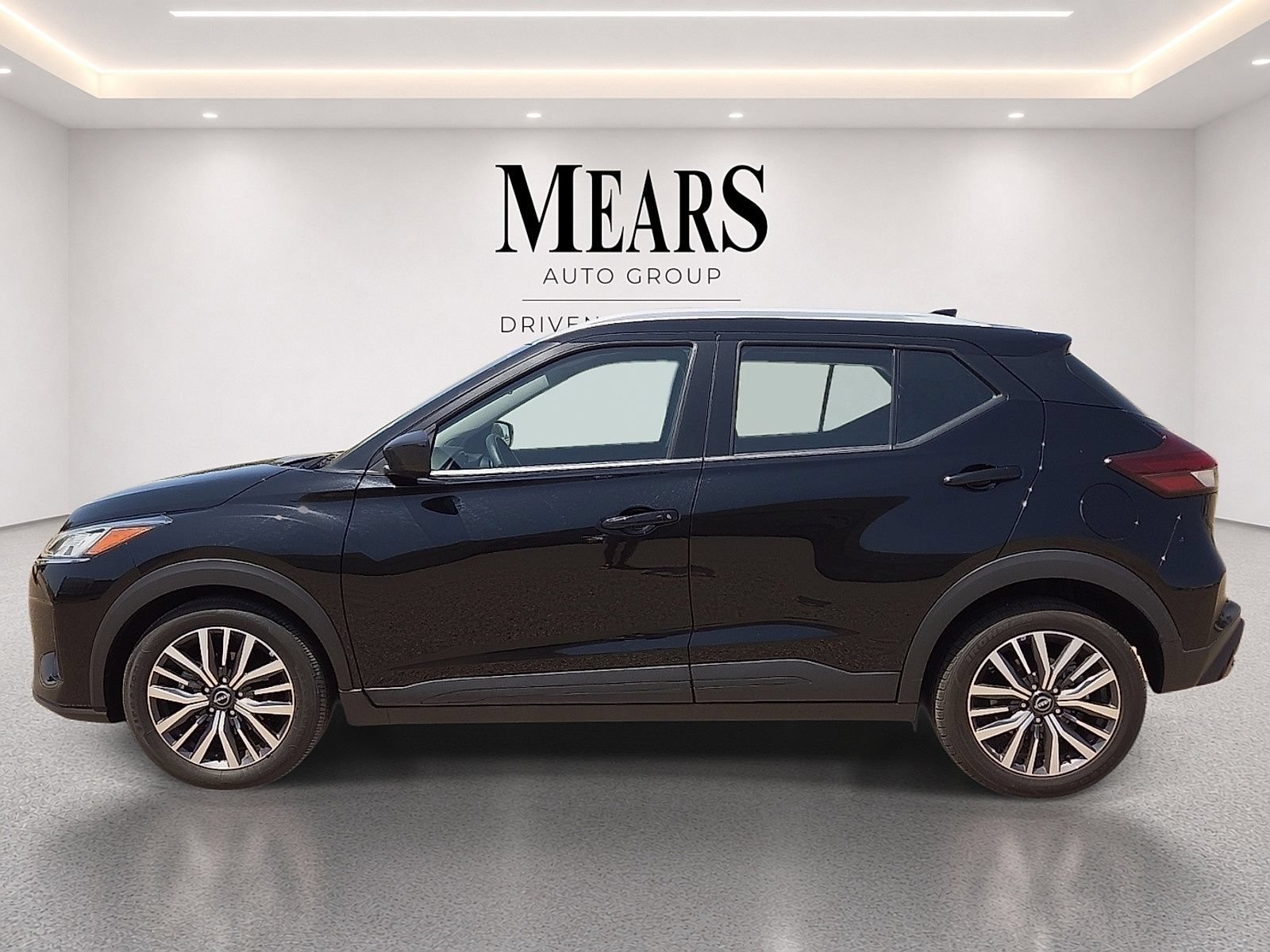 Used 2024 Nissan Kicks SV FWD image 2
