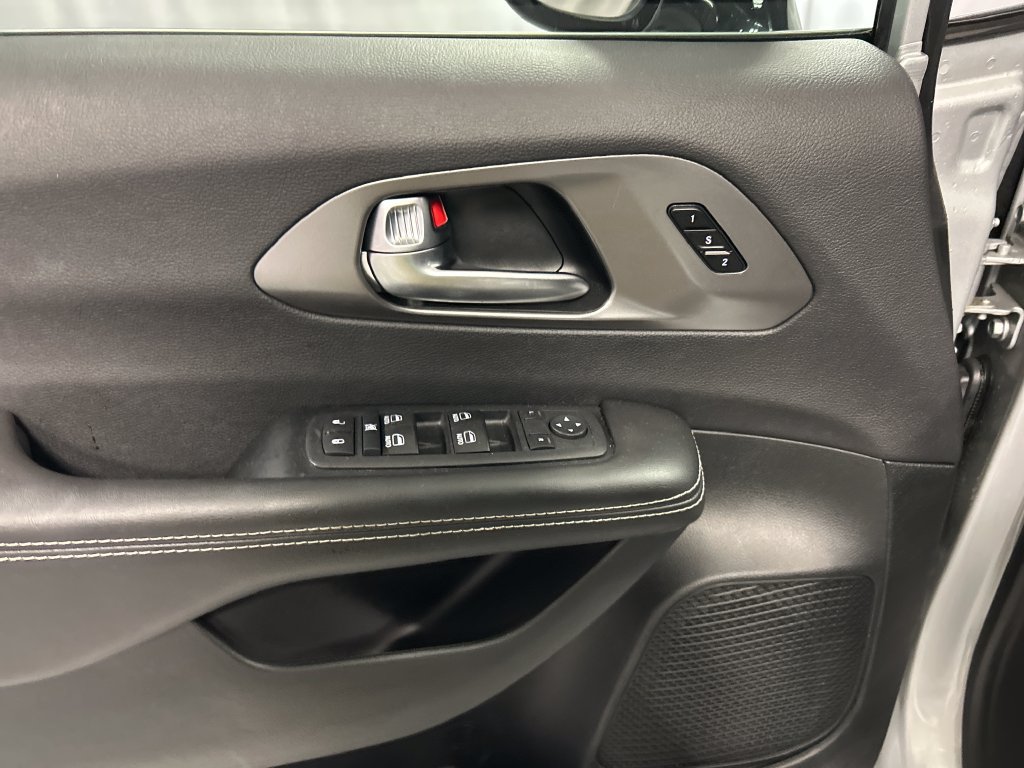Used 2026 Chrysler Pacifica Select FWD image 14