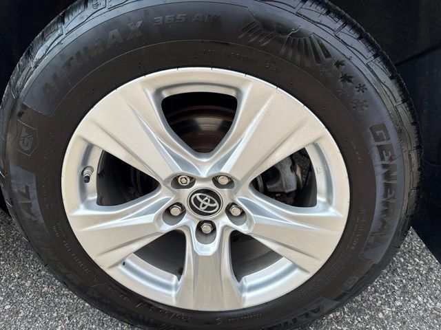 Used 2019 Toyota RAV4 XLE w/ Carpet Mat Package AWD/4WD image 10