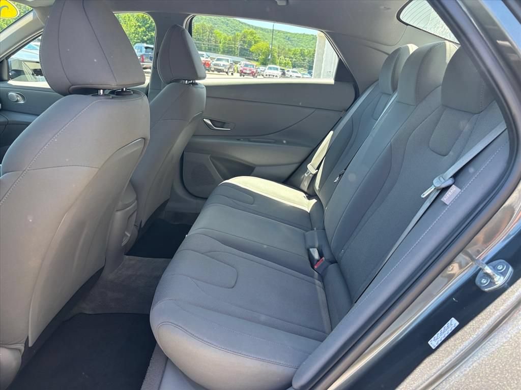 Used 2024 Hyundai Elantra SE FWD image 11