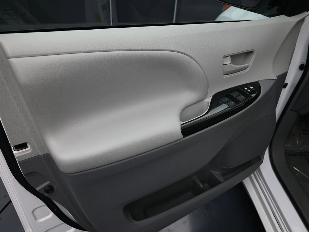 Used 2012 Toyota Sienna LE image 16