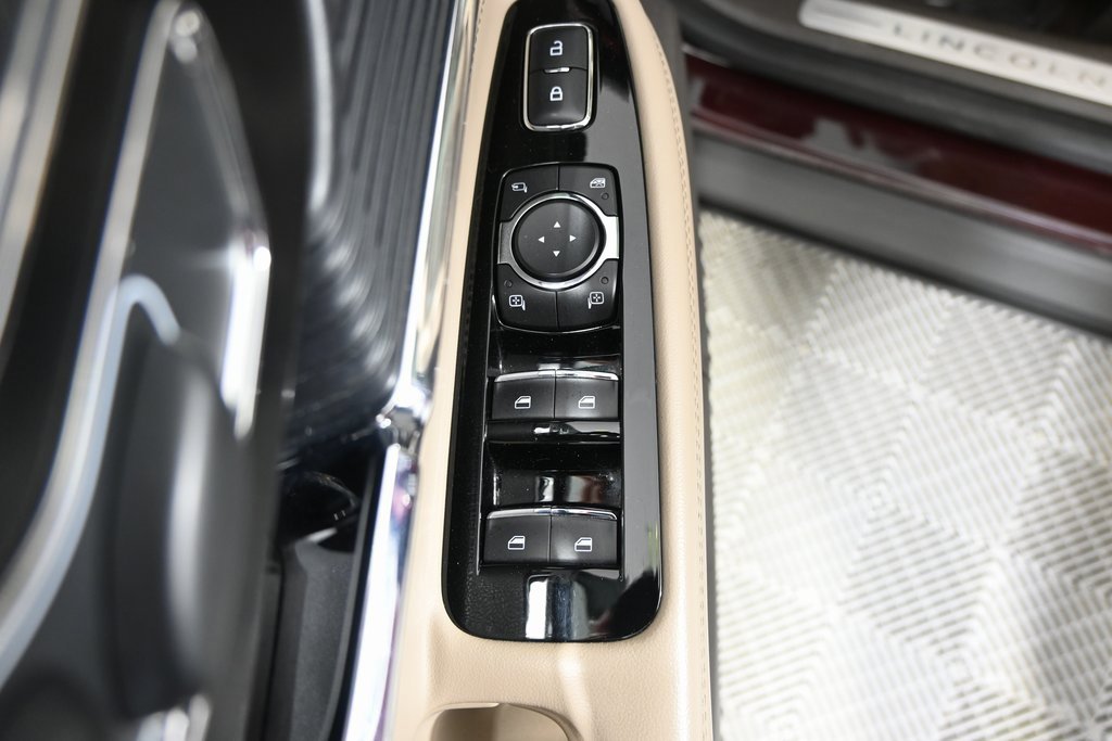 Used 2021 Lincoln Corsair AWD w/ Premium Package image 19