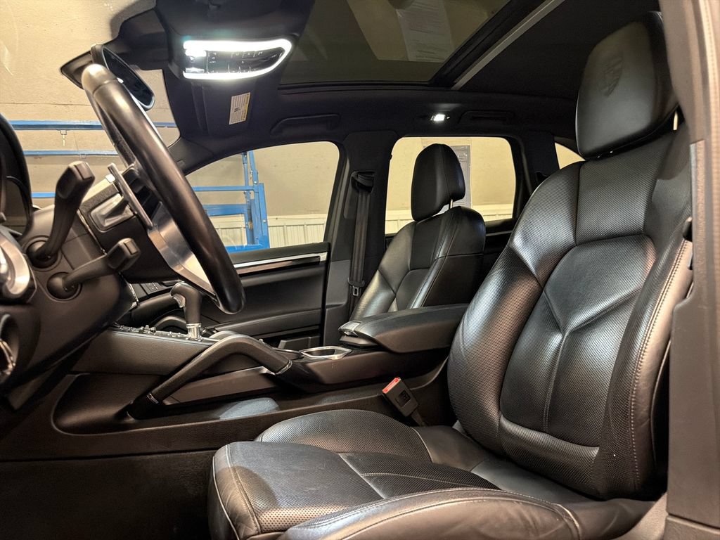 Used 2018 Porsche Cayenne Platinum Edition AWD/4WD image 27