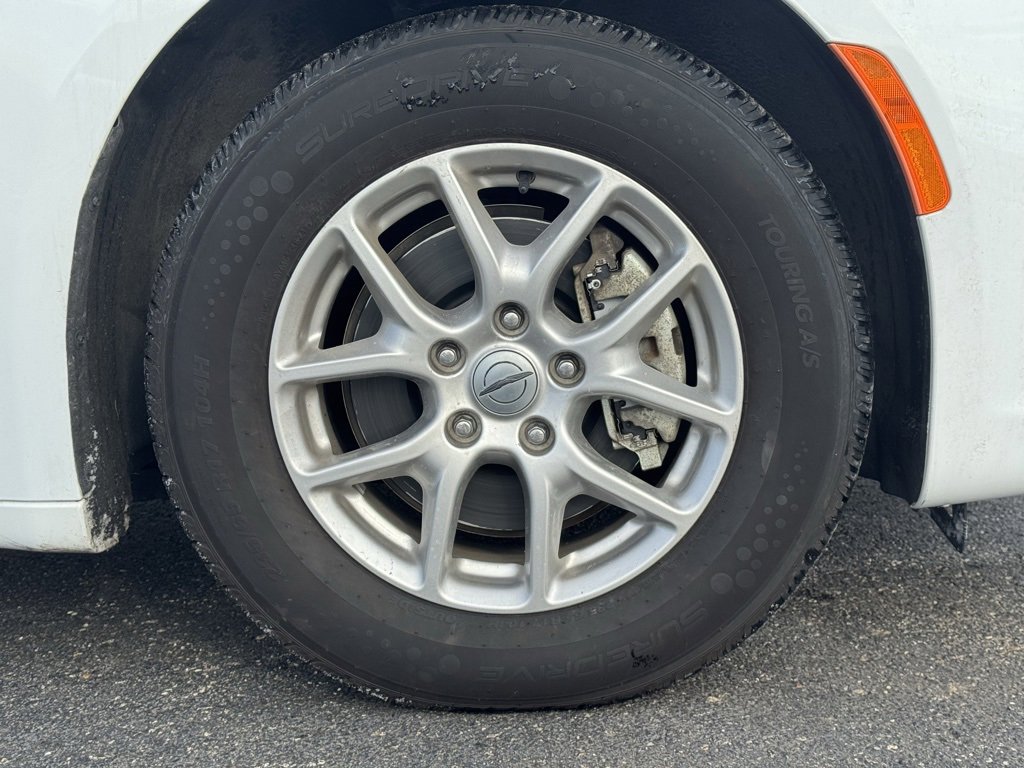 Used 2024 Chrysler Pacifica Touring-L image 5