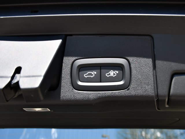New 2026 Volvo XC60 B5 Plus w/ Protection Package Premier AWD/4WD image 28
