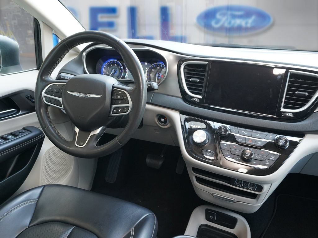 Used 2023 Chrysler Pacifica Touring-L FWD image 25