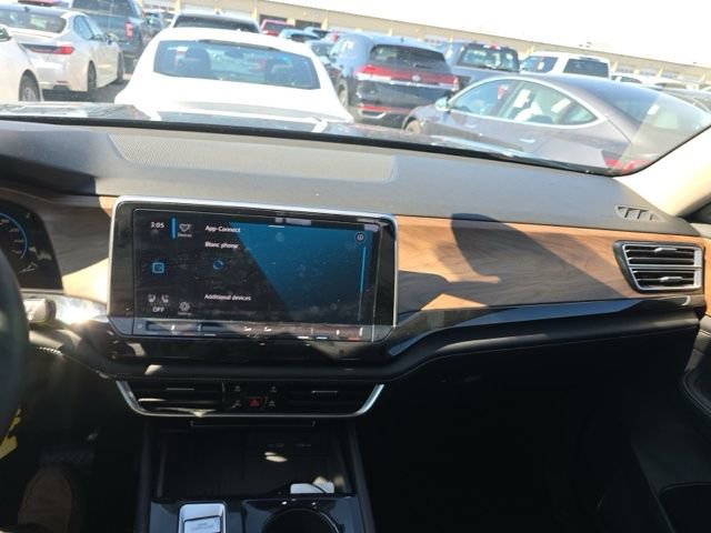 Used 2025 Volkswagen Atlas SE image 12