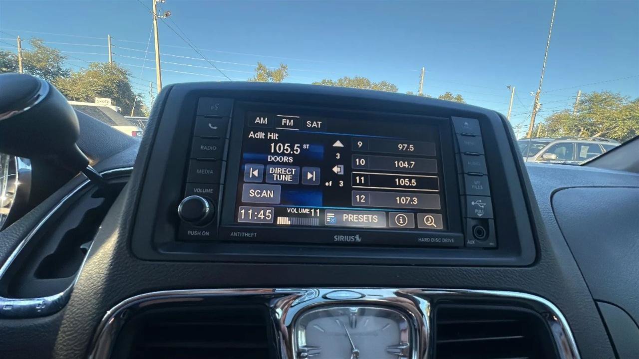 Used 2016 Chrysler Town & Country Touring FWD image 41