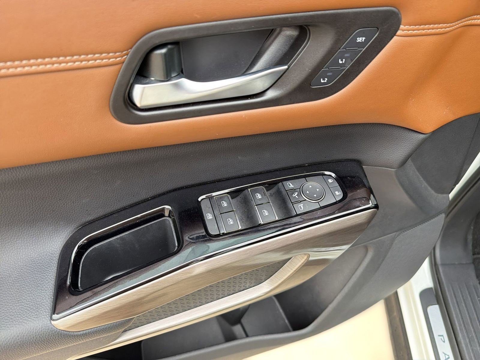 Used 2023 Nissan Pathfinder Platinum image 13