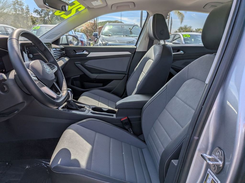 Used 2025 Volkswagen Jetta SE image 16