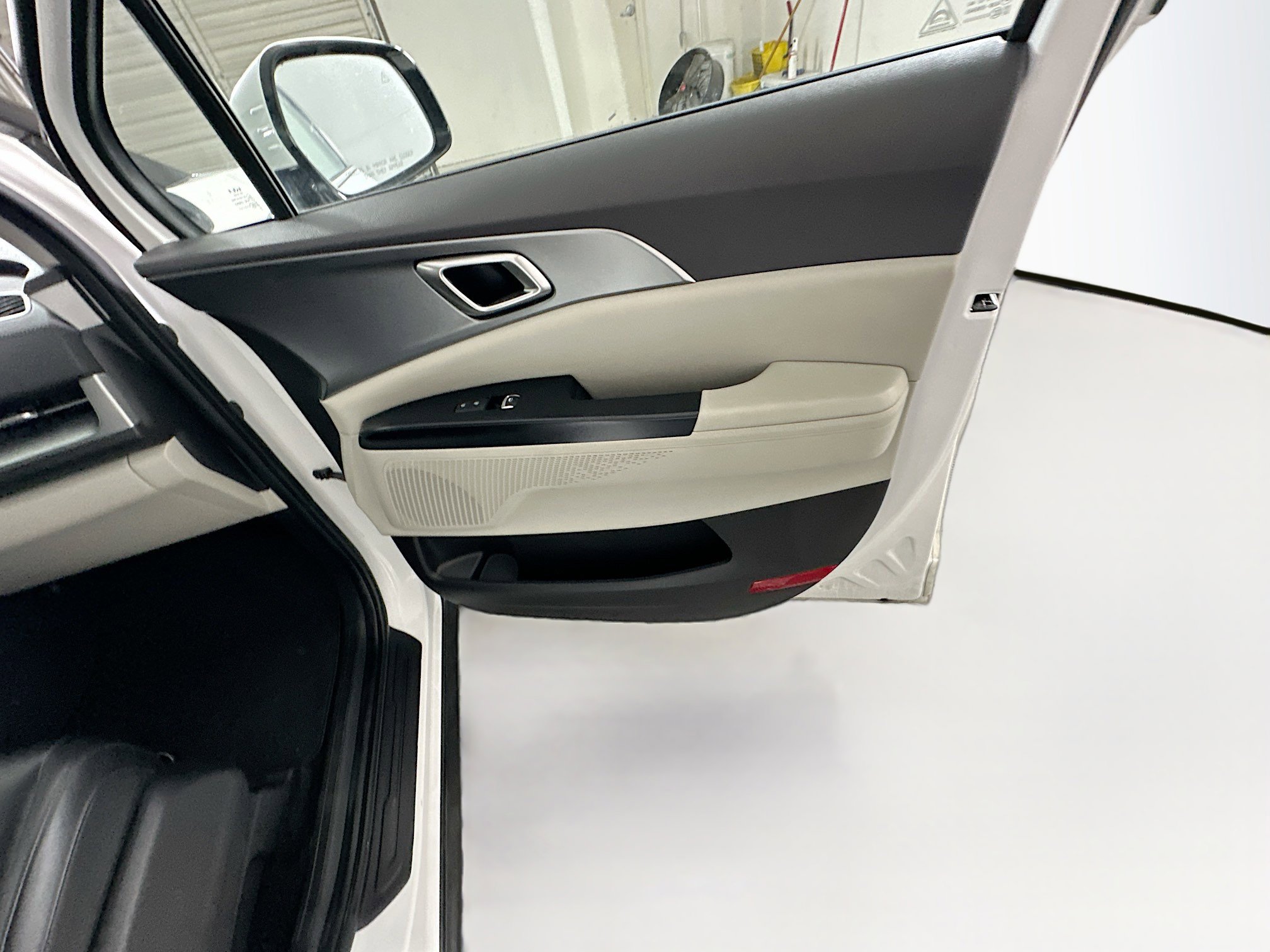 Used 2024 Kia Carnival LX image 32