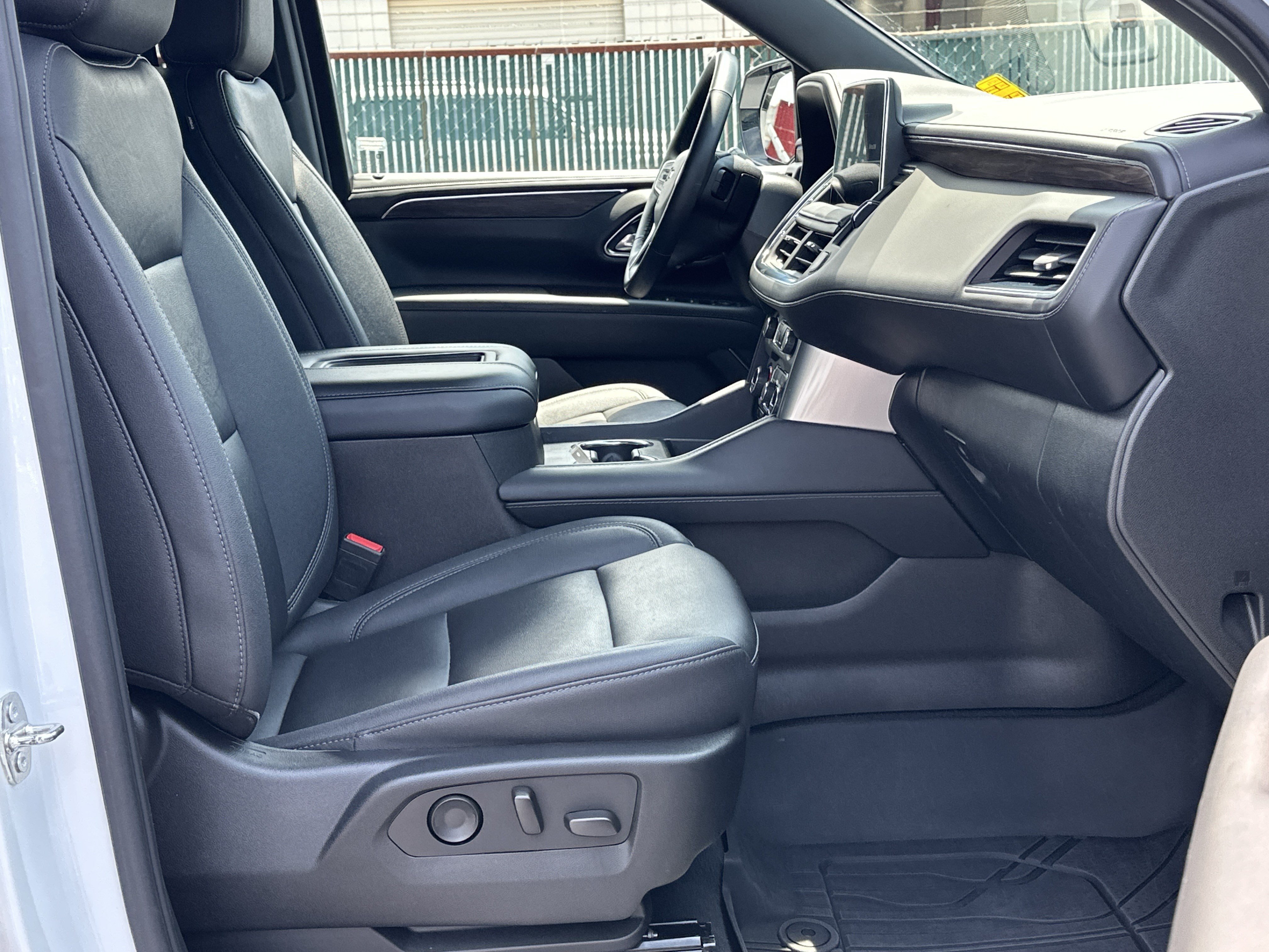 Used 2023 Chevrolet Tahoe Z71 w/ Luxury Package AWD/4WD image 12