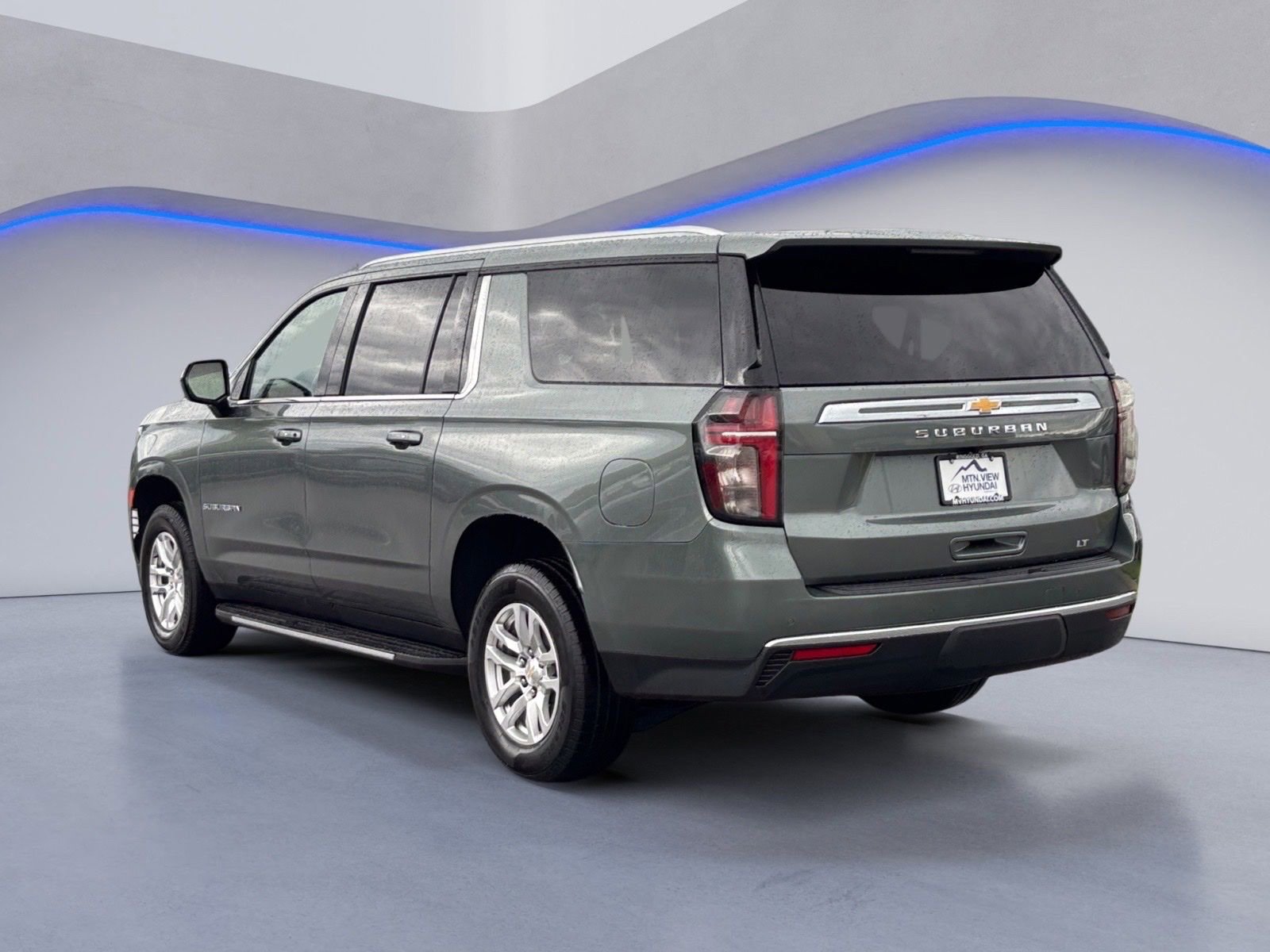 Used 2024 Chevrolet Suburban LT RWD image 3