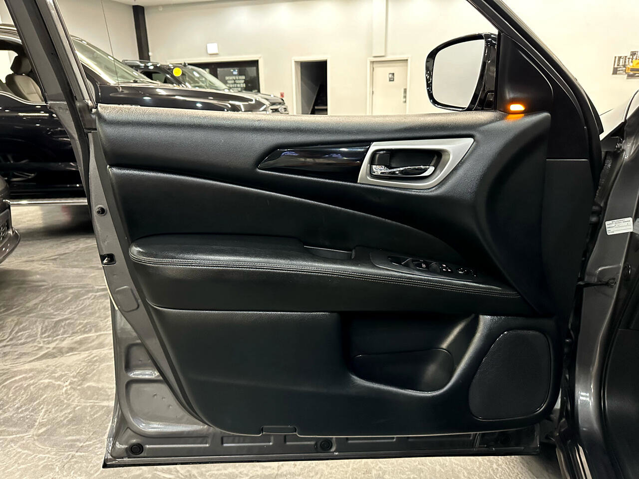 Used 2019 Nissan Pathfinder SV image 19