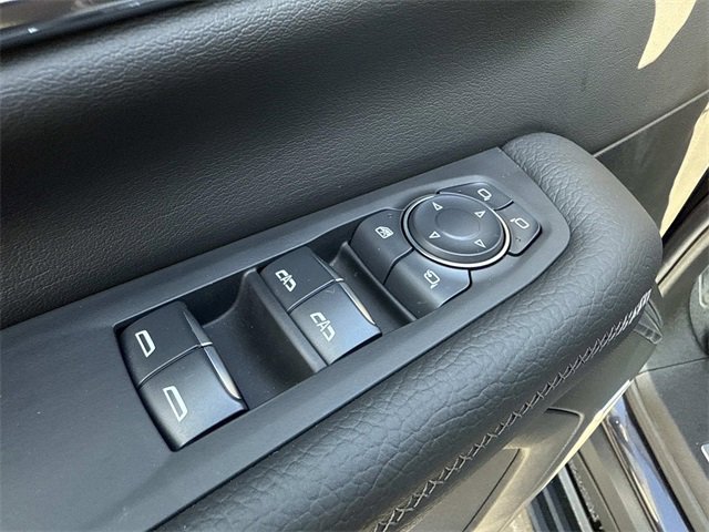 Used 2025 GMC Yukon Denali w/ Sun & Power Step Package image 9