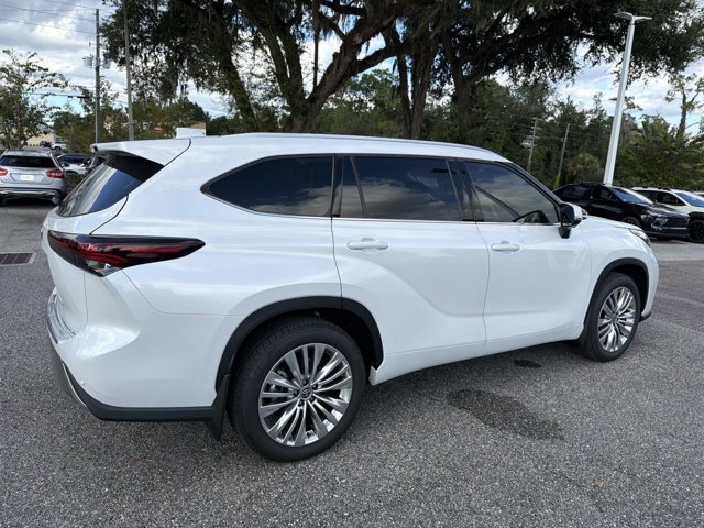 New 2026 Toyota Highlander Platinum AWD/4WD image 2