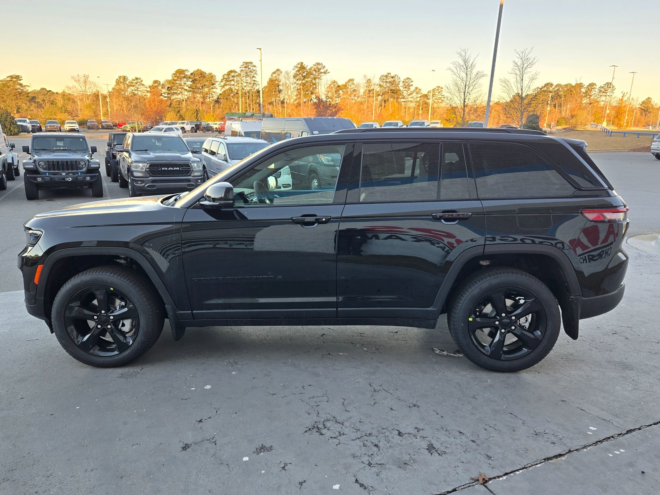 New 2025 Jeep Grand Cherokee Limited w/ Luxury Tech Group II image 4