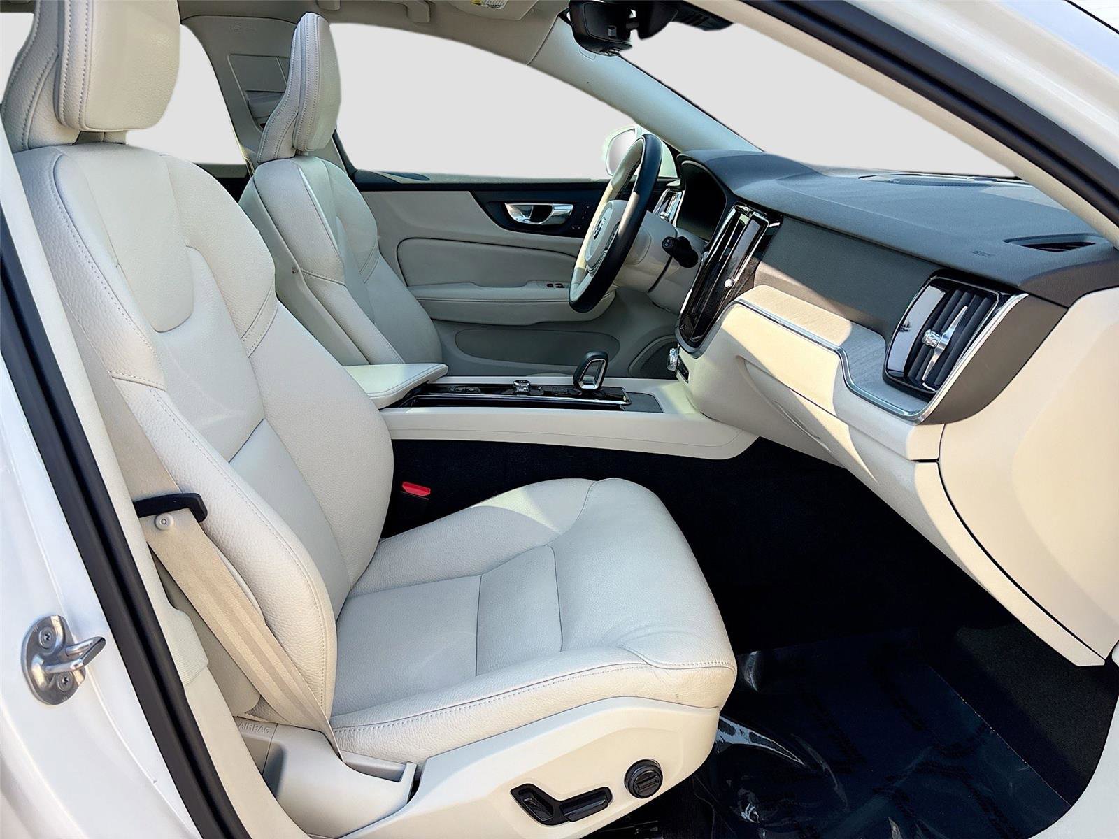 Used 2025 Volvo V60 B5 Cross Country Plus image 29