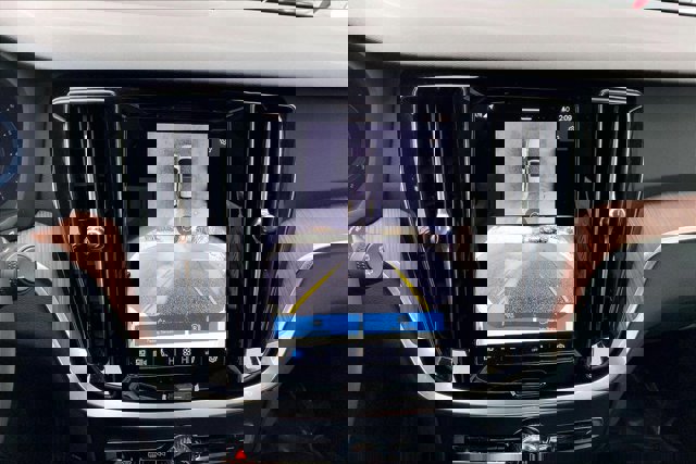 Used 2025 Volvo V60 B5 Cross Country Plus image 21