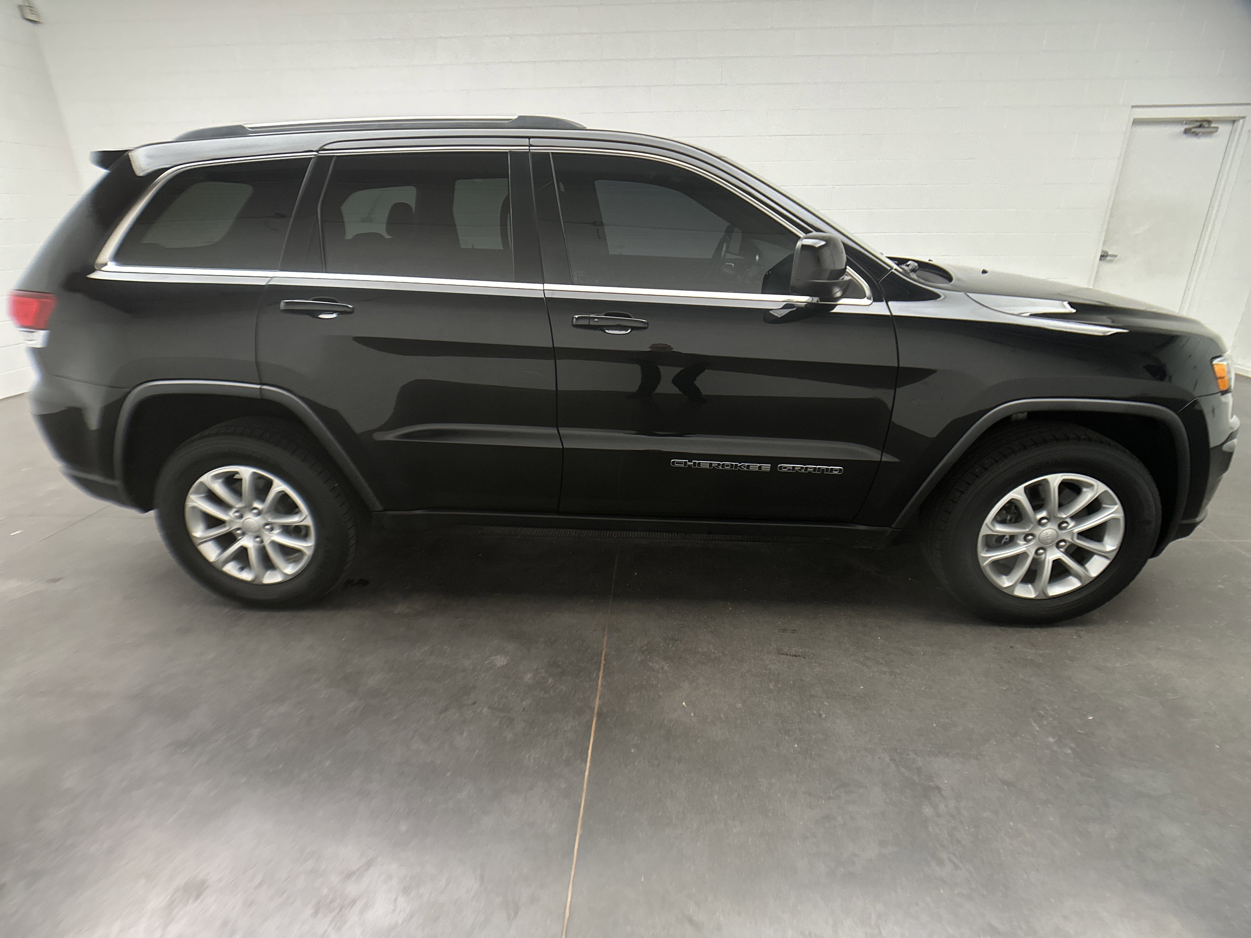 Used 2021 Jeep Grand Cherokee Laredo image 10