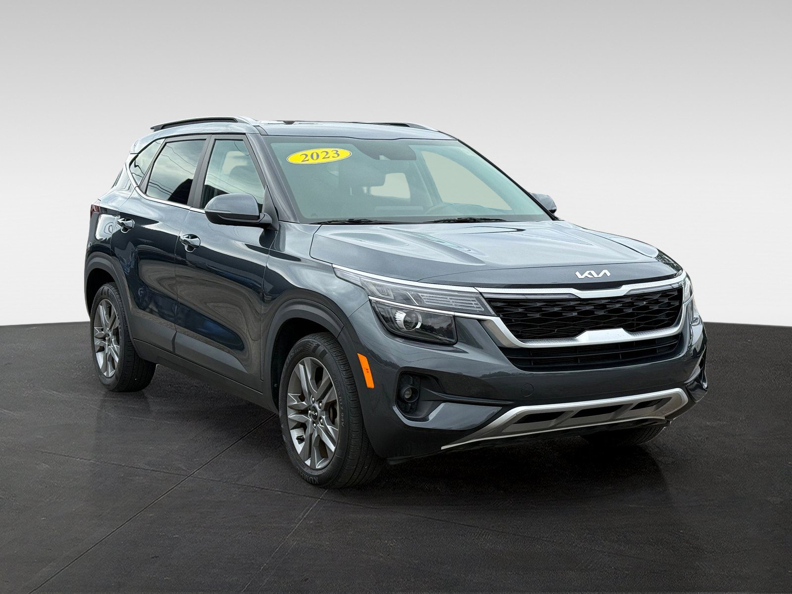 Used 2023 Kia Seltos S w/ Navigation Package FWD image 3