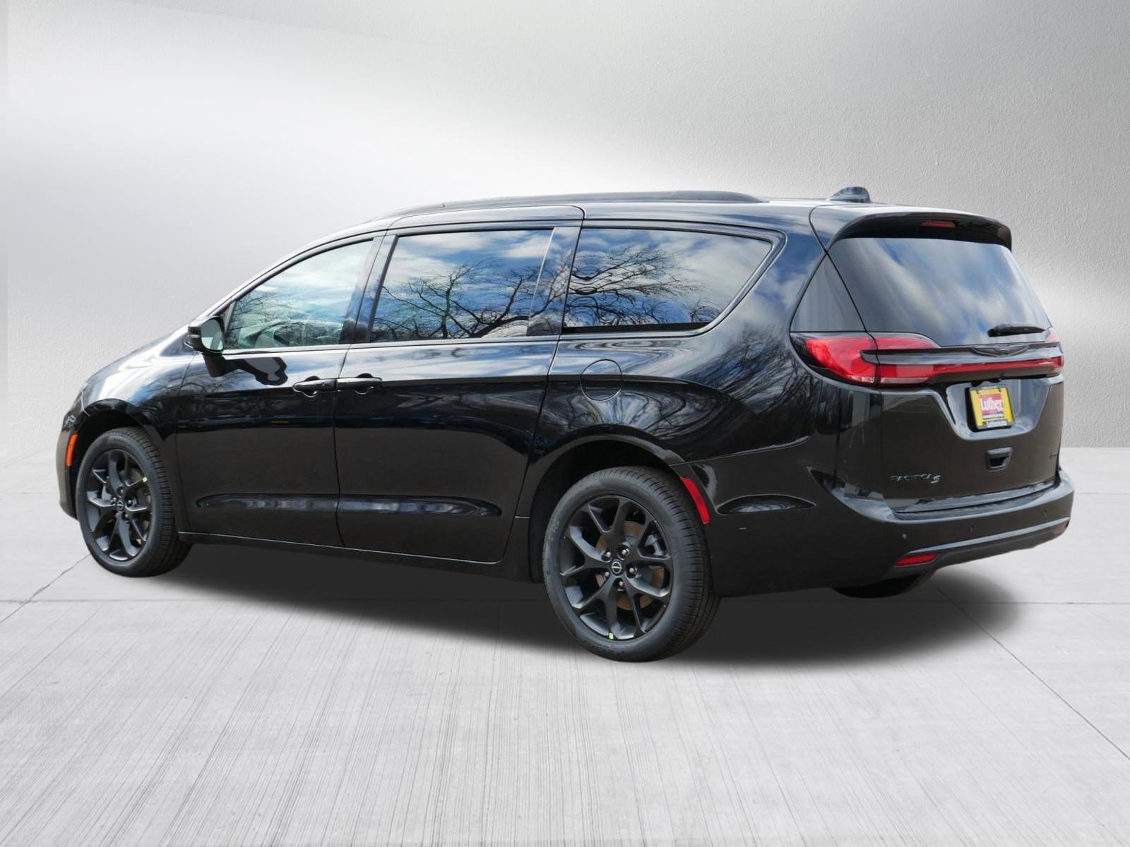 New 2026 Chrysler Pacifica Select w/ S Appearance Package AWD/4WD image 5