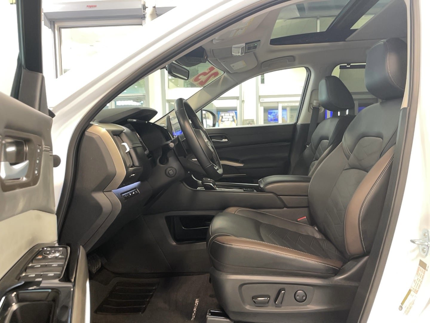 Used 2025 Nissan Pathfinder Platinum AWD/4WD image 6